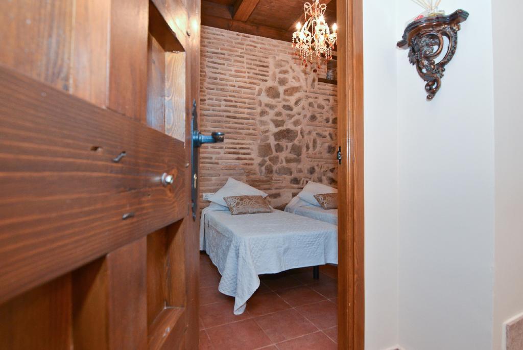 Apartamentos La Casa Del Grial Toledo Quarto foto